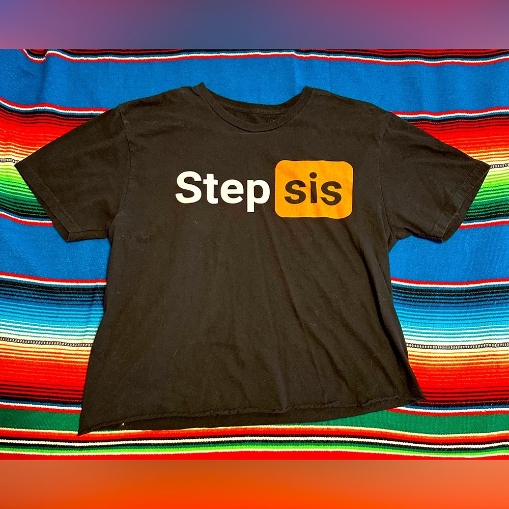 STEPSIS P%#NHUB LOGO SHIRT